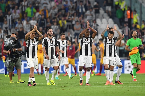 TURIN, ITALY - SEPTEMBER 14: Players of Juventus FC salutes the fans at the end of the UEFA Champions League Group H match between Juventus FC and Sevilla FC at Juventus Stadium on September 14, 2016 in Turin, Italy. (Photo by Valerio Pennicino/Getty Images)