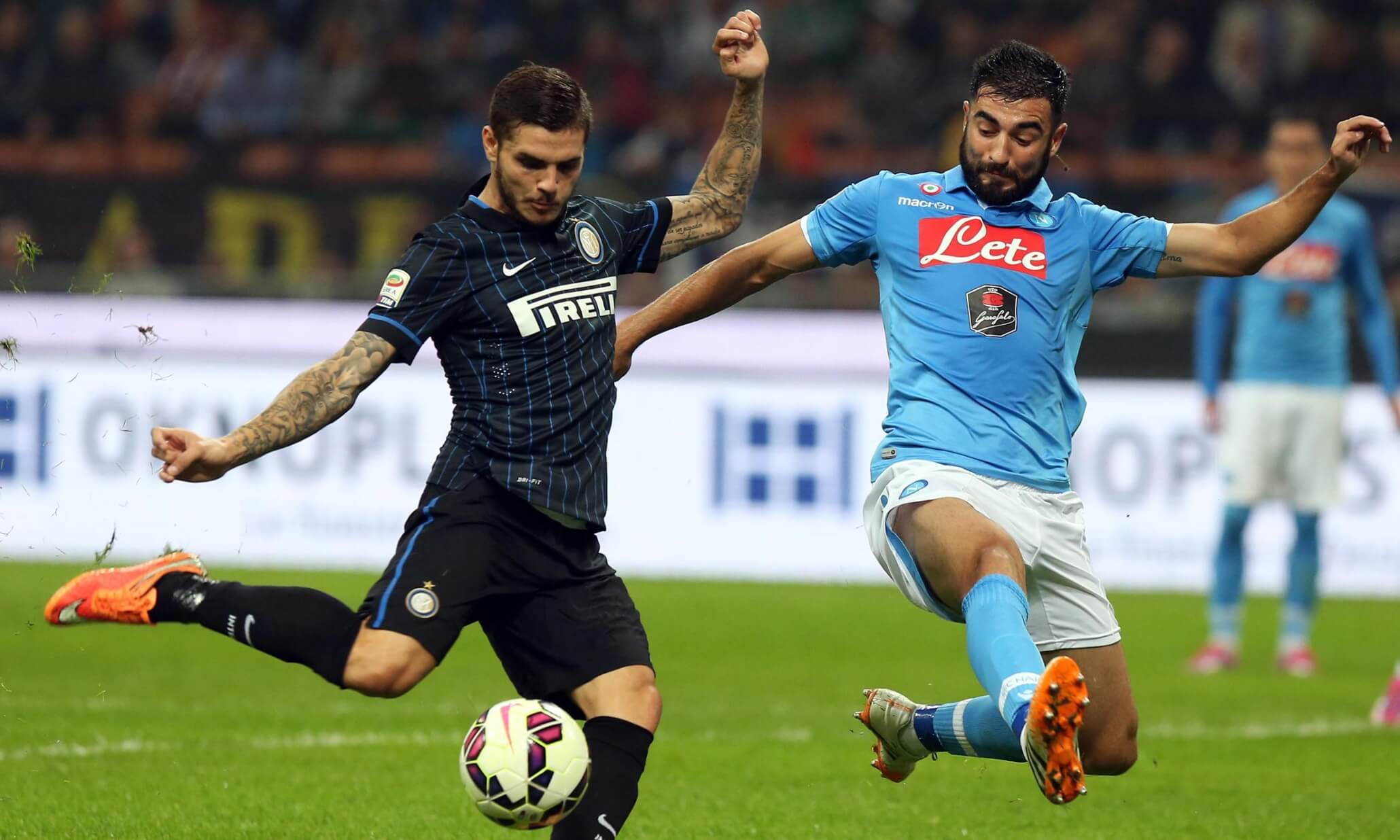 epa04454014 Fc Inter forward Mauro Icardi (left) in action with Ssc Napoli defender Raul Albiol during the Italian Serie A soccer match between Fc Inter and Ssc Napoli at Giuseppe Meazza stadium in Milan, Italy, 19 October 2014. EPA/MATTEO BAZZI